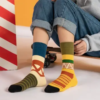 Rudenį ir žiemą nauja tendencija pora kojinių moterims rudenį ir žiemą nereguliariai kūrybinių mados paprasta naujų madingų kojinių vamzdis