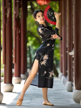 Juodojo Aukso Elegantiškas Cheongsam Vandens Siūlai Moterų Šiuolaikinės Hanfu Klasikinio Šokio Kostiumų Aukštos Apykaklės Kibirą Mygtuką Qipao Kinų Stiliaus